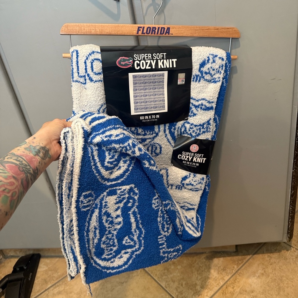 Florida Gators 60x70in Officially licensed Cozy Knit Blanket